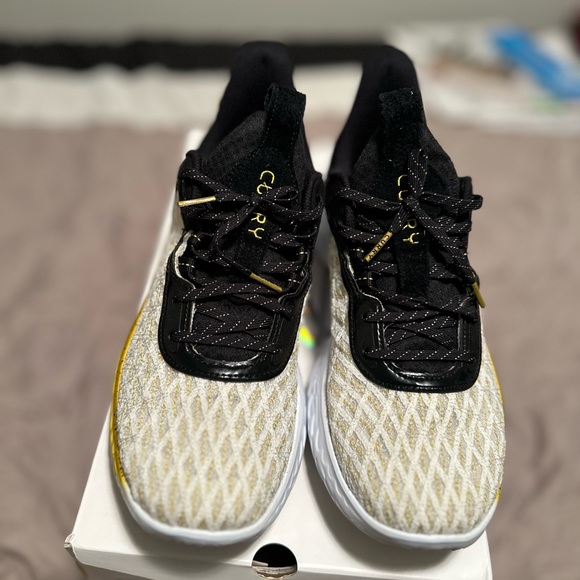 Under Armour- Curry 9- Size 11.5- Yellow and Black - Picture 5 of 5